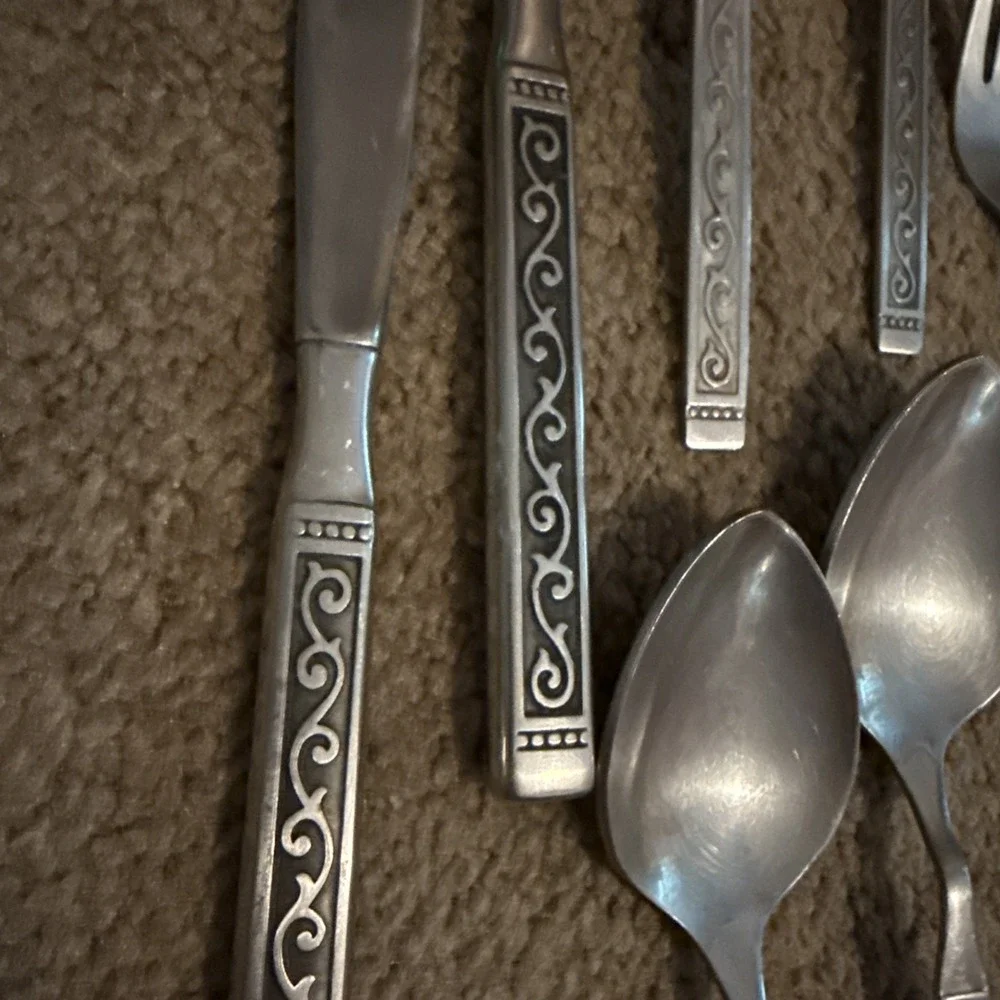 Vintage Oneida Spanish Court Fork Knives Spoon Set stainless